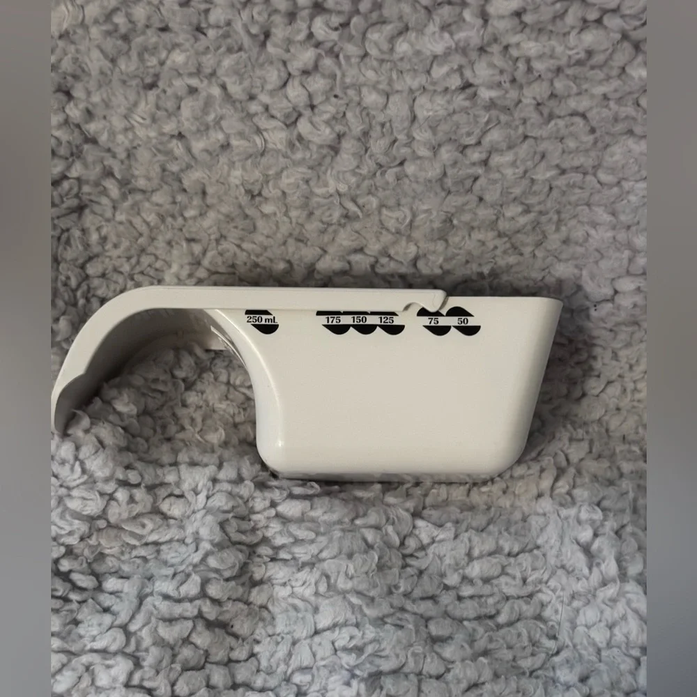 The Pampered Chef Vintage Hen Logo White Adjustable Measuring Cup